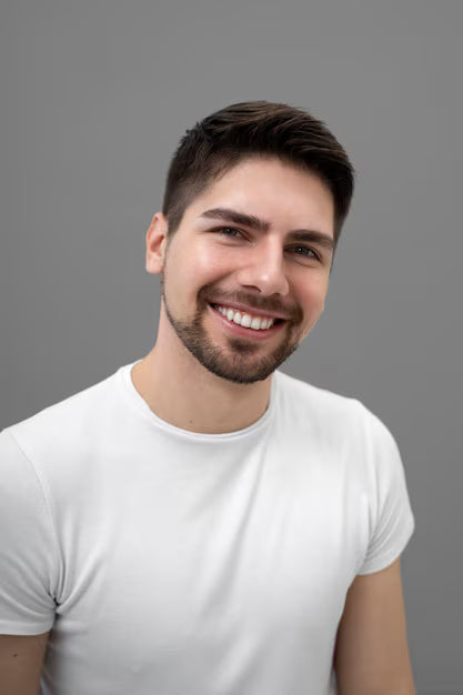 files/homem-bonito-posando-e-sorrindo_23-2149396133.avif